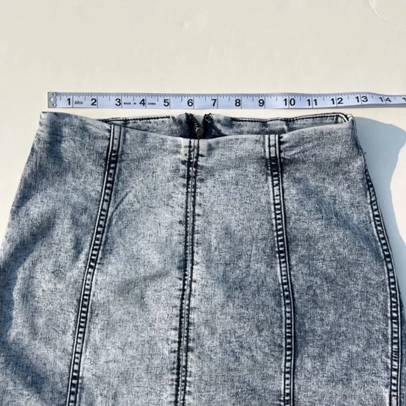 Free People Modern Femme Novelty Mini Indigo Acid Wash Denim Skirt Size: 6 - Picture 5 of 13